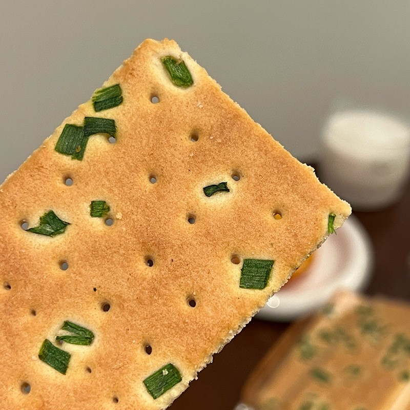 Biscuiți cu ceapă verde
