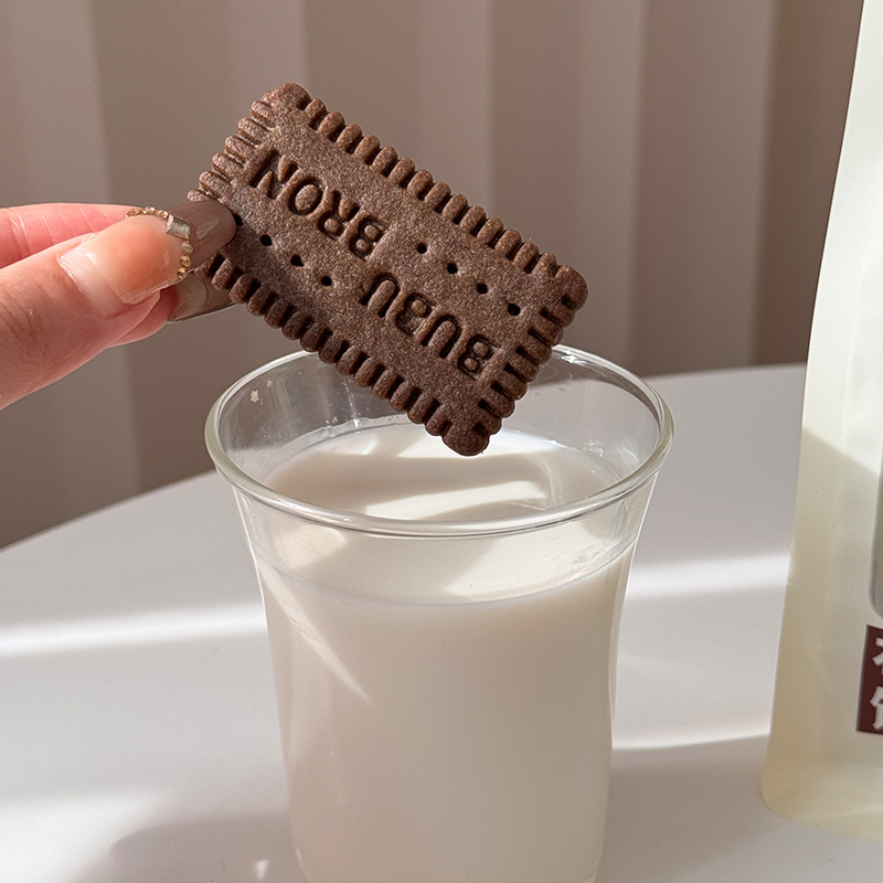 Biscuiți cu aromă de cacao bogate în calciu și fier